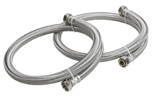 Schlauch-Verlängerungsset aus flexiblen Metall-ummantelten Schläuchen, mit Anschlussstücken, geeignet für den Einsatz mit Grünbeck Spülkompressor und MOBIdos-Systemen.